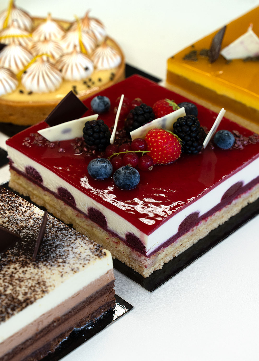 Assortiment de gâteaux artisanaux en vitrine de pâtisserie