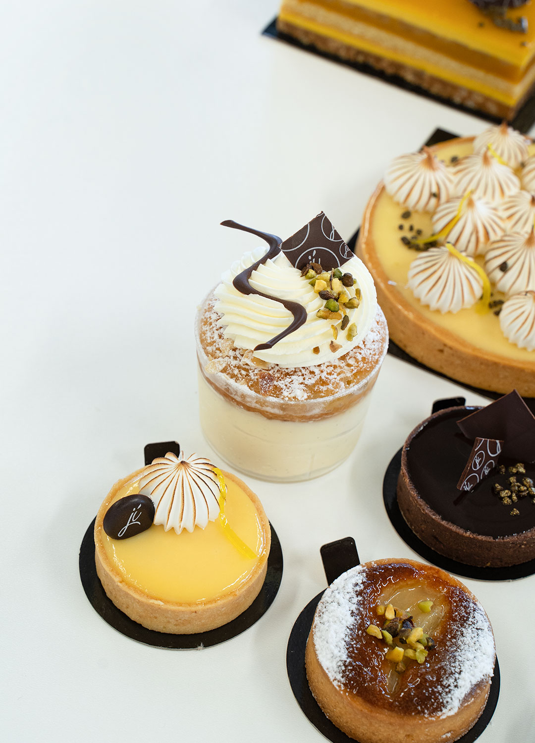 Assortiment de gâteaux individuels en vitrine de pâtisserie